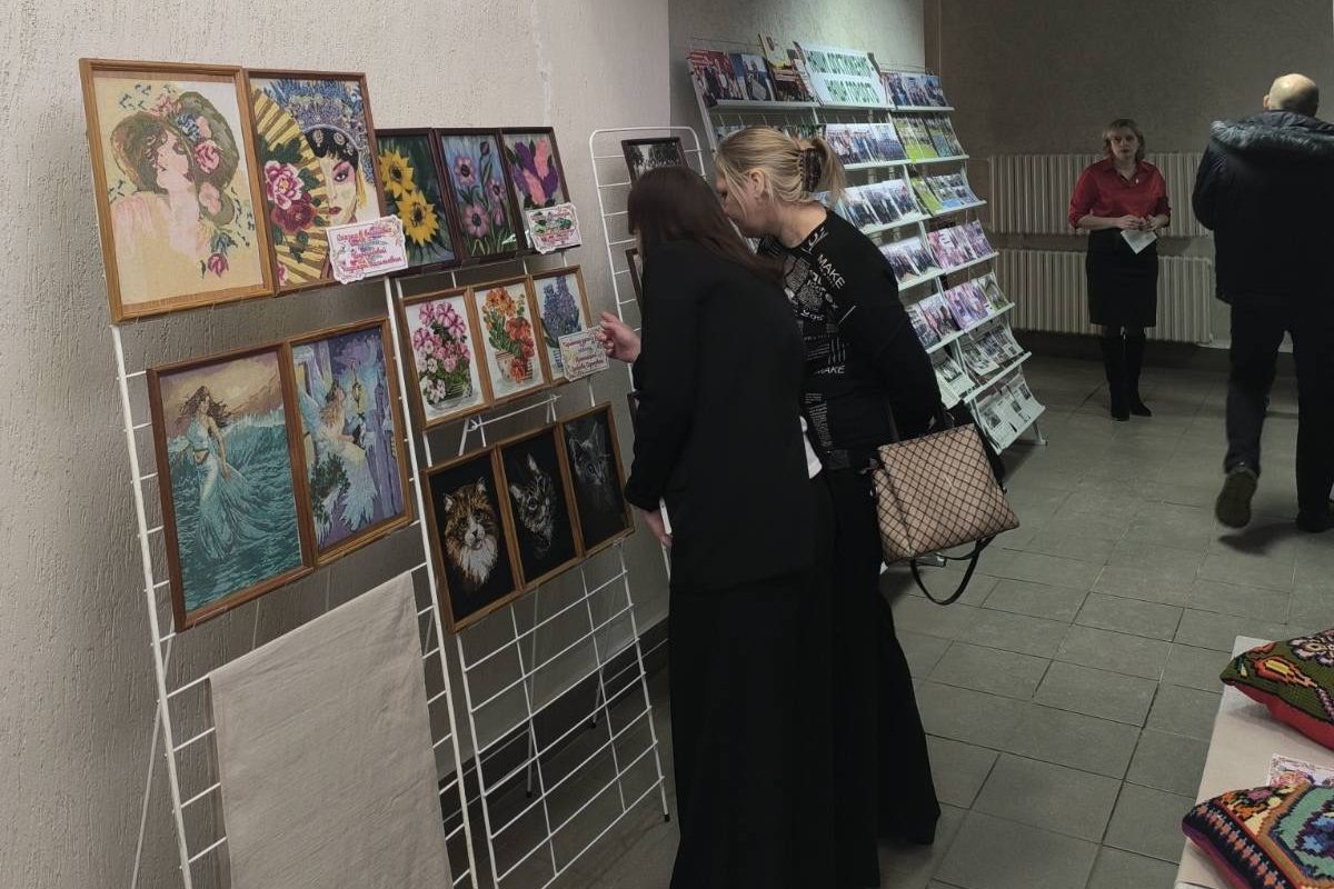 Выставка творческих работ ветеранов труда